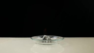 Kalsiyum karpit ya da CaC2 suyla temas ettiğinde tepkimeye girer ve yanıcı asetilen gazı üretir. Yanan asetilen gazından çıkan bir ateş.