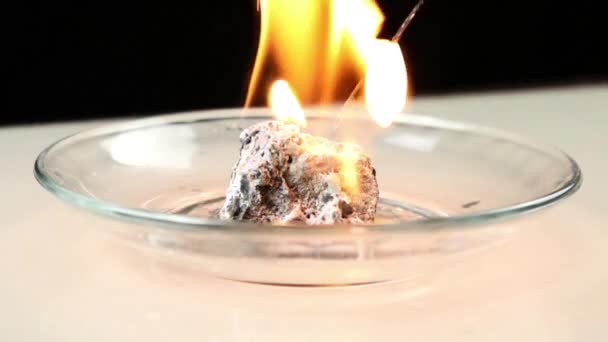 碳化钙或Cac2与水接触时发生反应 产生易燃的乙炔气体 燃烧乙炔气引起的大火 — 图库视频影像