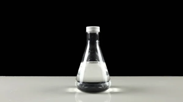 Şişede gliserol veya gliserin sıvısı var. Gliserin evde cilt bakımı için de, laboratuvar ve tıbbi amaçlar için de kullanılabilir.