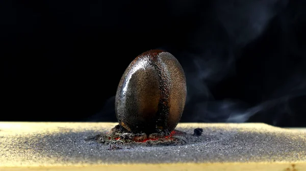 Potasyum Permanganat (KMno4) ve Gliserin kimyasal reaksiyonuyla yumurta yakma deneyleri. Yanma reaksiyonu kavramı kimyayı okullarda eğitim ve bilim için kullanır.