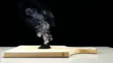 Potasyum Permanganat 'a (KMno4) gliserin damlayan kimyasal deney. Yanma reaksiyonu kavramı kimyayı okullarda eğitim ve bilim için kullanır.