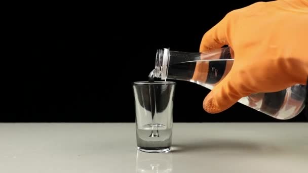 Experimento Químico Mezclando Permanganato Potasio Kmno4 Vaso Que Contiene Glicerina — Vídeo de stock