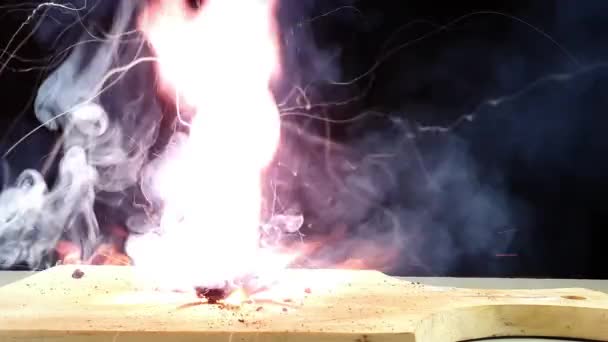 Хімічний Експеримент Капає Гліцерин Перманганат Калію Kmno4 Концепція Реакції Згоряння — стокове відео