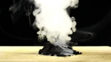 Yavaş Çekimde Potasyum Permanganat 'a (KMno4) gliserin damlayan kimyasal deney. Yanma reaksiyonu kavramı kimyayı okullarda eğitim ve bilim için kullanır.