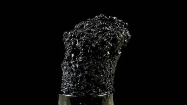 Sülfürik asit ve Şeker Kimyasal Reaksiyon. Yoğunlaştırılmış sülfürik asit (H2SO4) ile şekerin susuzluk reaksiyonu. 