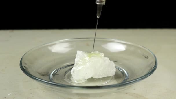 Pour Sulfuric Acid Sugar Crystals Glass Plate Dehydration Reaction Sugar — Stock Video