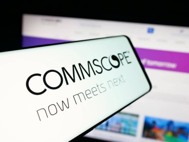 Stuttgart, Almanya - 10-06-2025: Web sitesi önünde ekranda ABD 'li CommScope Holding Company Inc.' nin logosuna sahip akıllı telefon. Telefon ekranının merkez soluna odaklan.