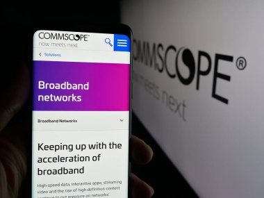 Stuttgart, Almanya - 10-06-2025: ABD 'li CommScope Holding Company Inc.' in web sayfası olan cep telefonu logonun önünde ekranda. Telefon ekranının merkezine odaklan.