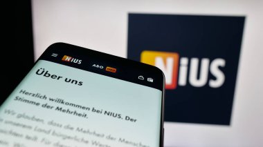 Stuttgart, Almanya - 10-06-2025: Cep telefonu Alman online haber sitesi ve medya şirketi Nius logo önünde ekranda. Telefon ekranının sol üst kısmına odaklan.