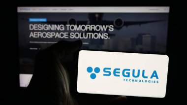 Stuttgart, Almanya - 10-06-2025: Mühendislik şirketi Segula Technologies 'in logosunun bulunduğu cep telefonu web sayfası önünde ekranda. Telefon ekranına odaklan.