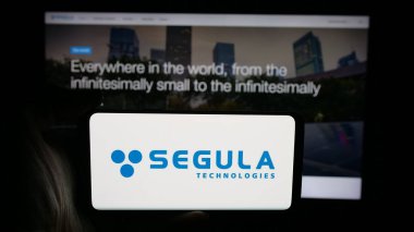 Stuttgart, Almanya - 10-06-2025: Mühendislik şirketi Segula Technologies 'in logosunun bulunduğu cep telefonu web sayfası önünde ekranda. Telefon ekranına odaklan.