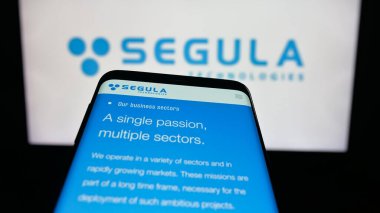 Stuttgart, Almanya - 10-06-2025: Mühendislik şirketi Segula Technologies 'in web sitesiyle birlikte logo önünde ekranda. Telefon ekranının sol üst kısmına odaklan.
