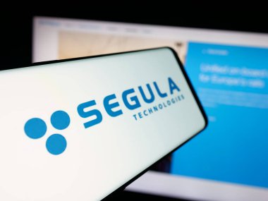 Stuttgart, Almanya - 10-06-2025: İnternet sitesi önünde ekranda mühendislik şirketi Segula Technologies 'in logosuna sahip akıllı telefon. Telefon ekranının merkez soluna odaklan.