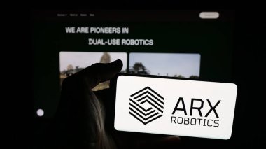 Stuttgart, Almanya - 10-06-2025: Alman savunma şirketi ARX Robotik GmbH 'nin logosunun bulunduğu cep telefonu web sayfası önünde ekranda. Telefon ekranına odaklan.