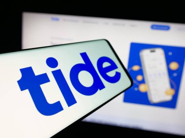 Stuttgart, Almanya - 10-08-2025: İngiliz fintech şirketi Tide Platform Limited 'in logosuna sahip akıllı telefon web sitesinin önünde ekranda. Telefon ekranının merkez soluna odaklan.