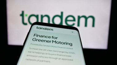 Stuttgart, Almanya - 10-08-2025: İngiliz dijital bankası Tandem Money Limited 'in web siteli cep telefonu logonun önünde ekranda. Telefon ekranının sol üst kısmına odaklan.