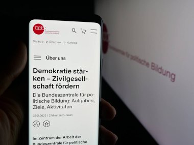 Stuttgart, Almanya - 10-08-2025: Cep telefonunda Bundeszentrale kürk politikacısı Bildung 'un (bpb) web sayfası logonun önünde. Telefon ekranının merkezine odaklan.
