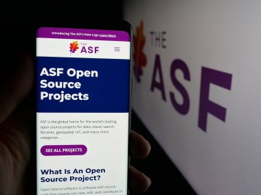 Stuttgart, Almanya - 10-08-2025: Apaçi Yazılım Vakfı (ASF) organizasyonunun web sayfası olan akıllı telefonu logonun önünde tutan kişi. Telefon ekranının merkezine odaklan.