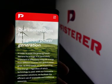 Stuttgart, Almanya - 10-08-2025: Elektrik şirketi Pfisterer Holding SE 'nin web sayfası olan cep telefonu logonun önünde ekranda. Telefon ekranının merkezine odaklan.