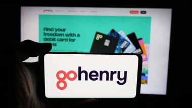 Stuttgart, Almanya - 10-08-2025: Fintech şirketi GoHenry Limited 'in logosunun bulunduğu cep telefonu web sayfası önünde ekranda. Telefon ekranına odaklan.