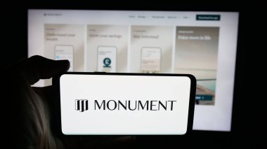 Stuttgart, Almanya - 10-08-2025: İngiliz bankacılık şirketi Monument Bank Limited 'in logosunun bulunduğu cep telefonu web sayfası önünde ekranda. Telefon ekranına odaklan.