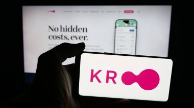 Stuttgart, Almanya - 10-08-2025: İngiliz finans şirketi Kroo Bank Ltd. 'nin logosunun bulunduğu cep telefonu web sayfasının önünde ekranda. Telefon ekranına odaklan.