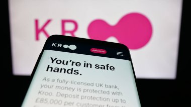 Stuttgart, Almanya - 10-08-2025: İngiliz finans şirketi Kroo Bank Ltd. 'nin web sitesiyle birlikte cep telefonu logonun önünde ekranda. Telefon ekranının sol üst kısmına odaklan.