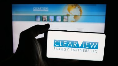 Stuttgart, Almanya - 10-08-2025: ABD 'li şirket ClearView Energy Partners LLC' nin logosunun bulunduğu cep telefonu web sayfası önünde ekranda. Telefon ekranına odaklan.