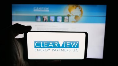 Stuttgart, Almanya - 10-08-2025: ABD 'li şirket ClearView Energy Partners LLC' nin logosunun bulunduğu cep telefonu web sayfası önünde ekranda. Telefon ekranına odaklan.