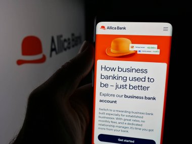 Stuttgart, Almanya - 10-09-2025: İngiliz bankacılık şirketi Allica Bank Limited 'in web sayfası ile akıllı telefon sahibi kişi logonun önünde ekranda. Telefon ekranının merkezine odaklan.