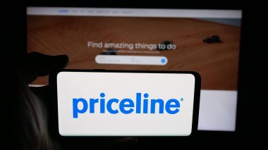 Stuttgart, Almanya - 10-09-2025: İnternet sayfası önünde ABD 'li çevrimiçi seyahat şirketi Priceline.com LLLC' nin logosuyla cep telefonu tutan kişi. Telefon ekranına odaklan.