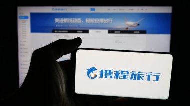 Stuttgart, Almanya - 10-09-2025: Çinli online seyahat şirketi Ctrip 'in logosunun bulunduğu cep telefonu web sayfasının önünde ekranda. Telefon ekranına odaklan.