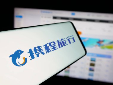 Stuttgart, Almanya - 10-09-2025: İnternet sitesi önünde ekranda Çinli online seyahat şirketi Ctrip 'in logosuna sahip akıllı telefon. Telefon ekranının soluna odaklan.