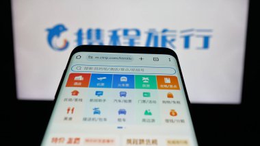 Stuttgart, Almanya - 10-09-2025: Çinli çevrimiçi seyahat şirketi Ctrip 'in internet sitesi ile birlikte logo önünde cep telefonu. Telefon ekranının sol üst kısmına odaklan.