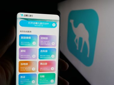 Stuttgart, Almanya - 10-09-2025: Çin çevrimiçi seyahat şirketi Qunar.com 'un internet sayfası olan cep telefonu logosu önünde ekranda. Telefon ekranının merkezine odaklan.