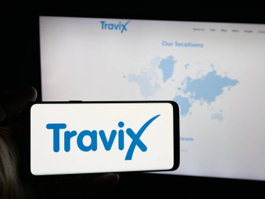 Stuttgart, Almanya - 10-09-2025: Seyahat şirketi Travix International B.V. 'nin logosuna sahip akıllı telefon web sitesinin önünde ekranda. Telefon ekranına odaklan.