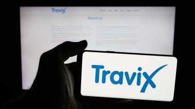 Stuttgart, Almanya - 10-09-2025: Seyahat şirketi Travix International B.V. 'nin logosuna sahip cep telefonu web sayfasının önünde ekranda. Telefon ekranına odaklan.