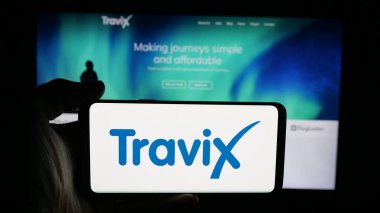 Stuttgart, Almanya - 10-09-2025: Seyahat şirketi Travix International B.V. 'nin logosunun bulunduğu cep telefonu web sayfası önünde ekranda. Telefon ekranına odaklan.