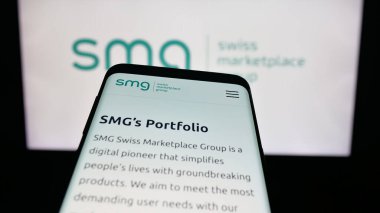 Stuttgart, Almanya - 10-09-2025: SMG Swiss Marketplace Group AG şirketinin web sitesi logo önünde ekranda. Telefon ekranının sol üst kısmına odaklan.