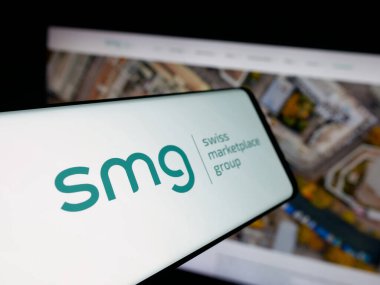 Stuttgart, Almanya - 10-09-2025: SMG İsviçre Piyasa Grubu AG logosuna sahip akıllı telefon web sitesinin önünde ekranda. Telefon ekranının merkez soluna odaklan.