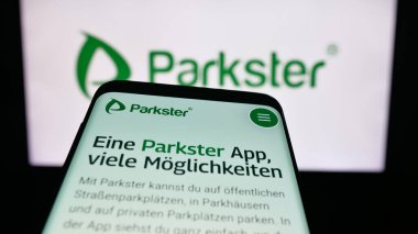 Stuttgart, Almanya - 10-09-2025: Alman park uygulaması şirketi Parkster GmbH 'in web sitesi ile birlikte logo önünde cep telefonu. Telefon ekranının sol üst kısmına odaklan.