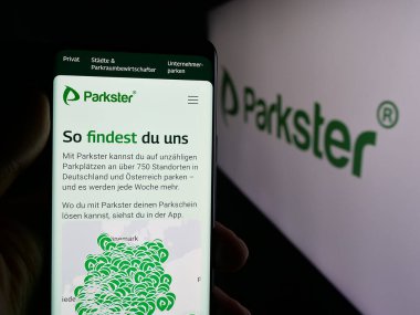 Stuttgart, Almanya - 10-09-2025: Alman park uygulaması şirketi Parkster GmbH 'in internet sayfası olan cep telefonu logonun önünde ekranda. Telefon ekranının merkezine odaklan.