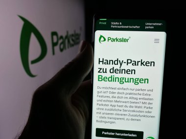 Stuttgart, Almanya - 10-09-2025: Alman park uygulaması şirketi Parkster GmbH 'in web sayfası ile akıllı telefon sahibi kişi logonun önünde ekranda. Telefon ekranının merkezine odaklan.