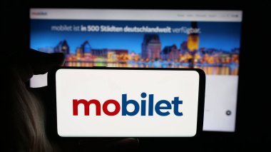 Stuttgart, Almanya - 10-09-2025: Alman mobil uygulama şirketi Mobilet 'in logosunun bulunduğu cep telefonu web sayfası önünde ekranda. Telefon ekranına odaklan.