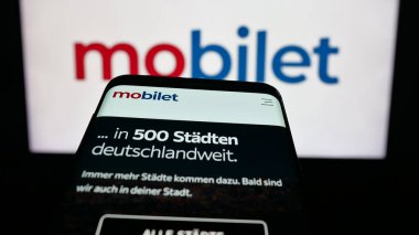 Stuttgart, Almanya - 10-09-2025: Alman mobil uygulama şirketi Mobilet 'in web sitesi ile birlikte logo önünde ekranda. Telefon ekranının sol üst kısmına odaklan.