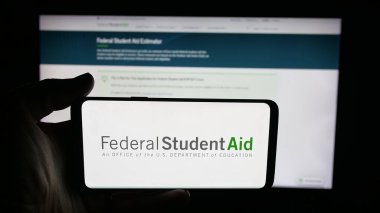 Stuttgart, Almanya - 10-09-2025: Eðitim Dairesi Federal öðrenci yardýmcýsý (FSA) amblemli cep telefonu web sayfasý önünde ekranda. Telefon ekranına odaklan.