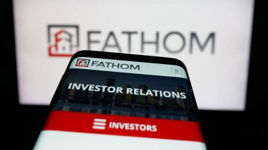 Stuttgart, Almanya - 10-09-2025: ABD 'li emlak şirketi Fathom Holding Inc.' nin web sitesi ile birlikte logo önünde cep telefonu. Telefon ekranının sol üst kısmına odaklan.