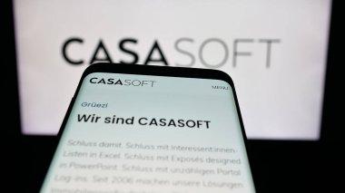 Stuttgart, Almanya - 10-09-2025: İsviçreli emlak yazılım şirketi Casasoft AG 'nin web sitesiyle birlikte cep telefonu logonun önünde ekranda. Telefon ekranının sol üst kısmına odaklan.