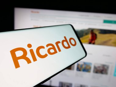 Stuttgart, Almanya - 10-09-2025: İnternet sitesinin önünde üzerinde pazarlama şirketi Ricardo (Ricardo.ch) logosu bulunan akıllı telefon. Telefon ekranının soluna odaklan.