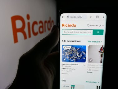 Stuttgart, Almanya - 10-09-2025: Pazar yeri şirketi Ricardo 'nun (Ricardo.ch) web sayfası ile akıllı telefonu olan kişi logonun önünde ekranda. Telefon ekranının merkezine odaklan.
